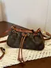 Bolso cruzado pequeño tipo nube con cordón de cuero contrastante y estampado floral vintage, diseño de doble uso para el trabajo y los viajes, bolso pequeño versátil