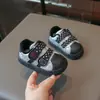 Nuevos Zapatos Casuales para Niños Otoño/Invierno 2026 Lindos de Dibujos Animados Cálidos con Felpa Puntera de Concha Unisex Versátiles Zapatos de Tabla