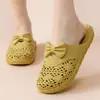 Nuevas pantuflas cerradas antideslizantes de tacón bajo para madres de mediana edad, pantuflas perforadas de tacón bajo de cuero sintético para que las mujeres las usen afuera