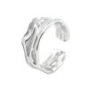 Anillo abierto geométrico irregular con textura de papel de estaño de lava de viento punk metal europeo y americano para hombres y mujeres de acero de titanio