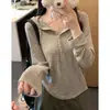 Chaqueta fina de punto con capucha color castaño para mujer, colección otoño 2026, con corte relajado y holgado, cuello semiabierto y una camiseta base estilo Henley