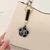 Bestseller transfronterizo creativo colgante llavero rosa incrustado de diamantes accesorio de bolso flor de strass de cuero regalo decoración