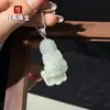 Jade de Seda Dourada Natural de Xinjiang com Padrões de Flores Flutuantes, Pingente de Jade Fivela da Paz Verde Tianshan, Pingente Colorido de Jadeite com Corda Trançada Estilo Chinês Novo Qipao