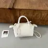 26 modelos nuevos de bolsos negros discretos y texturizados, estilo casual, versátiles para salidas diarias y para ir al trabajo, bolso de mano y bolso de hombro ligeros