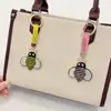 Llavero de aleación transfronterizo creativo y adorable con adornos de diamantes, con un diseño de abeja pequeña, un accesorio de alta gama y lujoso para bolsos y llaves de coche