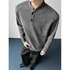 Camiseta masculina Henley de manga comprida estilo retrô americano para outono e inverno, uma peça básica estilosa e versátil de caimento solto para jovens homens