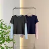 MC26 Nueva Colección Otoño: Camiseta de manga larga, estilo dos piezas, con bloques de color, mangas de retazos y bordado de letras. Corte ajustado, silueta en H, diseñada para usarse en capas para un efecto favorecedor y adelgazante