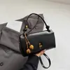 Design de Bolsa Quadrada Pequena Estilo Coreano de Nicho da Moda, Bolsa de Cor Sólida com Fivela de Travamento, Bolsa de Ombro Tendência Minimalista Francesa, Bolsa de Mão, Bolsa Transversal