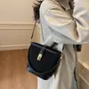Bolso de Mano Bolso Cruzado al Hombro 2025 Nuevo de Moda Atractivo Versátil Retro Texturizado Portátil Bolso Cubo Bolso de Axila para Mujer