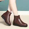 Botas Curtas Quentes e Confortáveis para Mulheres 2026 Nova Temporada Outono/Inverno Solado Macio Fundo Plano Salto Baixo Versátil Botas de Couro com Pelúcia para Pessoas de Meia-Idade e Idosos