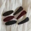 Pinza Roja Peluda para el Lado del Cabello con un Toque de Moda de Alta Gama, Elegante Pinza Triángulo Bb, Versátil Pinza para Flequillo y Mechones, Accesorio para el Lado del Cabello