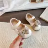 Sapatos de couro estilosos de cor sólida para meninas, nova coleção primavera/outono 2026, com um design xadrez fofo e um laço, perfeitos para os pequenos