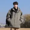 Chaqueta de Asalto Tres en Uno para Hombre, Nuevo Estilo Otoño e Invierno 2025, Ropa de Trabajo Juvenil para Exterior a Prueba de Viento con Forro Polar