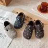 Zapatos Birkenstock de Lunares para Niños 2026 Otoño/Invierno Nuevo Estilo Mori-kei Más Terciopelo Cálido Retro para Niñas Suela Suave Versátiles Zapatos de Algodón