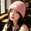 Gorro de tricô com etiqueta de couro simples estilo coreano para mulheres, outono e inverno, circunferência da cabeça grande, listra vertical, gorro com punho, chapéu de lã versátil para homens