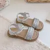 Sandalias Casuales de Color Sólido con Velcro, Suela Suave Antideslizante, Perlas, Moda Versátil Coreana para Niñas, Verano 2026