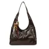 Bolsa de Ombro Cruzada com Rebites Estilo Menina Doce-Cool Picante Moda Sob o Braço 2026 Nova Tendência Retrô Bolsa Tote de Grande Capacidade