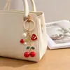 Pingente de bolsa retrô cereja vermelha transfronteiriço, chaveiro de liga metálica com efeito de gota de coração e pérola, acessório fofo para mochila de menina, presente