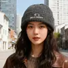 Chapéus de Outono e Inverno para Mulheres, Chapéus de Tricô da Moda Estilo Coreano Bordados com Letras, Chapéus de Lã Pequenos e Versáteis Quentes, Chapéus de Tricô para Frio