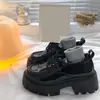 Sapatos de Couro Pequenos Pretos com Solado Grosso Estilo Britânico Retrô Versáteis de Salto Grosso para Mulheres Aumentarem a Altura 2025 Outono Novidade Estilo Japonês Sapatos JK