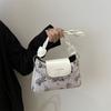 Bolso pequeño de color contrastante popular de este año para mujer 2024 nuevo verano estilo occidental bolso bandolera de mariposa moda hombro axilar