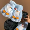 Luvas de Pelúcia de Pinguim Fofo para Mulheres, Novo Modelo Inverno 2025, Quentes, Forradas com Lã, Espessadas, à Prova de Vento, Resistentes ao Frio, com Alça de Pescoço