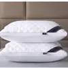 Travesseiros de hotel cinco estrelas, com designs de suporte para o pescoço, promovem um sono melhor e são feitos com enchimento ultrassuave de plumas e penas.. São ideais para dormitórios estudantis e não achatam.