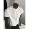 Camiseta de Manga Corta con Pliegues Estilo Americano y Cuello en V Pequeño para Hombre, Diseño de Verano, Corte Limpio Hombro Normal Manga Media, Moderna