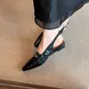 Sandalias Chuyuji de estilo retro para mujer, con remaches, punta fina, cerradas, de suela plana, con correa de hebilla, destalonadas, adecuadas para ir al trabajo, con suela suave