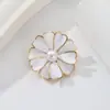 Broche de perla floral fresca con pétalos rosas, pasador versátil para trajes y abrigos de verano, accesorio de alta gama