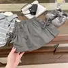 Chaleco de Punto Gris Bordado con Cuello Polo Estilo Coreano para Niñas Verano 2026 Falda de Trabajo Estilo Preppy para Niñas