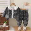Traje de Mezclilla para Niñas, Estilo Primavera y Otoño, Elegante Conjunto de Tres Piezas para Niñas, Chaqueta y Pantalones de Manga Larga con Estampado para Bebé, Moderno Estilo Coreano