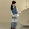 Conjunto Coreano de Tres Piezas para Niñas Primavera/Otoño 2026 Nuevo Pantalones Acampanados Infantiles Conjunto Elegante de Chaleco de Punto para Niños Mayores