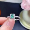 Anillo de esmeralda natural alta claridad lleno de fuego color piedra principal tamaño aproximado 4*5mm plata de ley 925 incrustación de precisión
