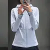Chaqueta morada de caparazón blando para mujer, nueva chaqueta de tres en uno para exteriores de otoño 2026, abrigo corto impermeable