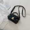 Nova bolsa quadrada pequena estampada com padrão de coração 2026, bolsa de mão retrô com fecho de metal, bolsa de ombro e transversal versátil estilo coreano para mulheres