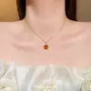 Colar Estrela de Cinco Pontas Estilo Retrô de Luxo Leve para Mulheres, Corrente de Clavícula com um Toque Único de Alto Padrão, Apresentando uma Pequena Estrela Usando um Chapéu