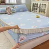 Falda de cama de terciopelo de leche Clase A Pieza única Manta de cama de vellón de coral Cubierta de cama engrosada Sábana de franela con encaje Bordes volantes Envoltura de cama acolchada