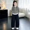 Conjunto de dos piezas a rayas para niña con sudadera a rayas de color contrastante y pantalones cargo, nuevo diseño elegante primavera/otoño 2026