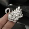 Broche elegante de cisne de alta qualidade alta qualidade alta qualidade senso nicho Xiaoxiang corsage vintage estilo coreano pino anti-exposição roupa