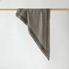 Pañuelo de cabeza de estilo étnico, Pañuelo triangular de sarga imitación seda con estampado Paisley, Cubre cabeza, Pañuelo triangular con estampado Paisley al por mayor