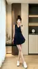 Conjunto de moda street style fresco e moderno para mulheres no verão, emagrecedor e elegante, jovial e sofisticado, apresentando um conjunto de duas peças com colete e saia curta plissada