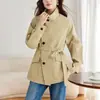 Gabardina corta de mujer color caqui, nuevo estilo otoño 2026, estilo británico, cuello mao, entallada en la cintura, chaqueta de alta gama para commuting