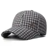 Gorra de Béisbol a Cuadros Transfronteriza para Hombres y Mujeres Otoño Invierno Estilo Coreano Moda Protección Solar Gorra de Pico Protección contra el Frío al Aire Libre Gorro Cálido con Felpa