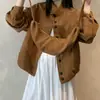 Chaqueta de béisbol de gamuza holgada estilo vintage francés de Dongdaemun, Corea, con una vibra de motociclista genial, combinada con un bolso