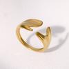Anillo de acero inoxidable chapado en oro para mujer con diseño de personalidad irregular con sensación de apertura y viento frío simple que no se desvanece.