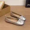 Sapatilhas rasas femininas de bico redondo com laço, nova moda 2026, sapatos de balé franceses versáteis