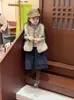 Ropa infantil coreana 26 otoño profundo e invierno chaleco cálido de lana de cordero para niñas conjunto de pantalones de pana de pierna ancha de color liso con cuello alto para exportación
