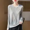 Camiseta de Manga Larga con Bloques de Color Plata Niebla Cuello Redondo Corte Holgado Nuevo Otoño Cuello en V Diseño de Costuras Superior Camisa Base Gris para Mujer Otoño