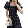 2024 Nuevo vestido negro floral francés dulce de cuello cuadrado para mujer, moda de verano, vestido entallador a la cintura